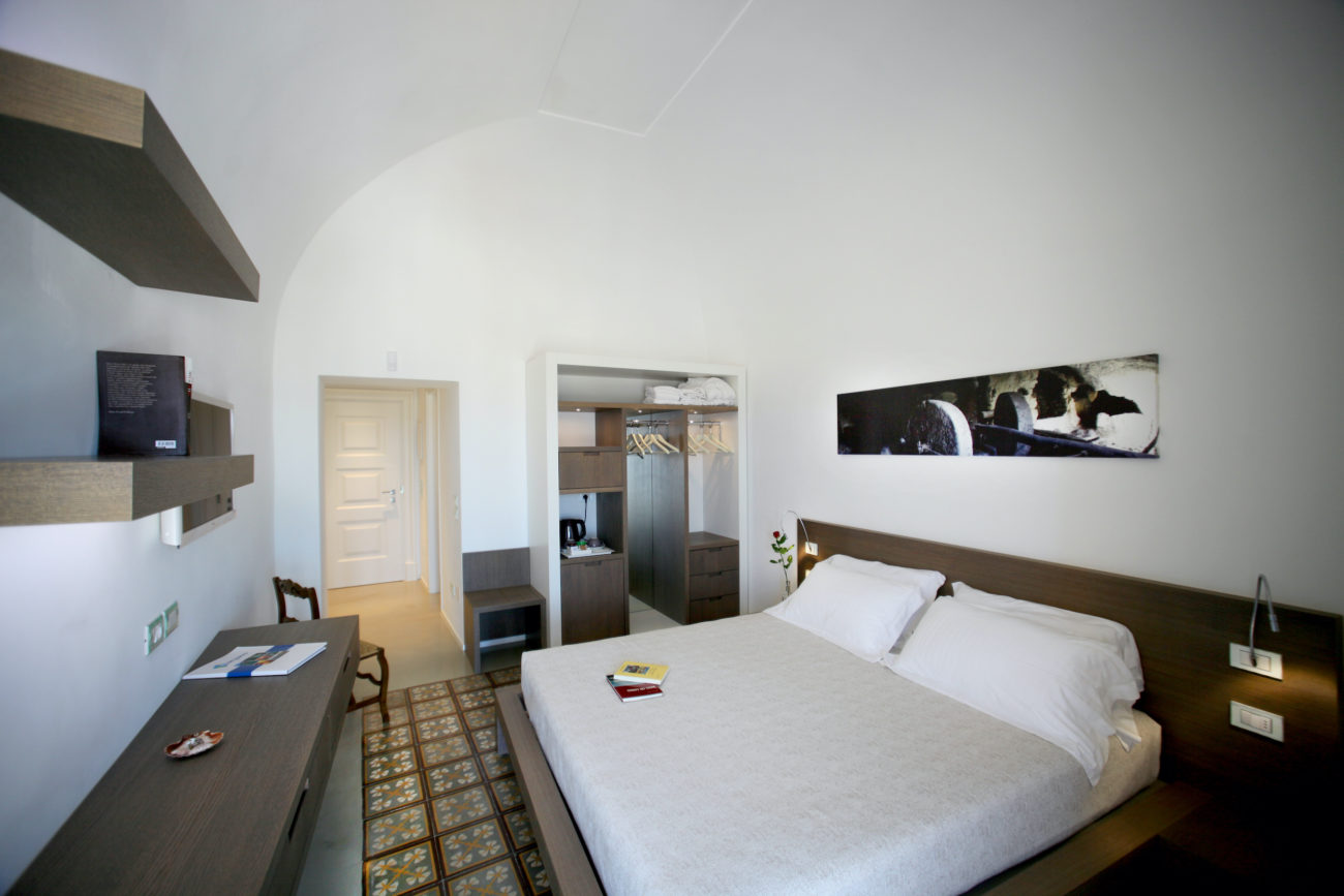 La Sosandra, double room deluxe with sea view at the B&B Dimora del Dragone in Vieste